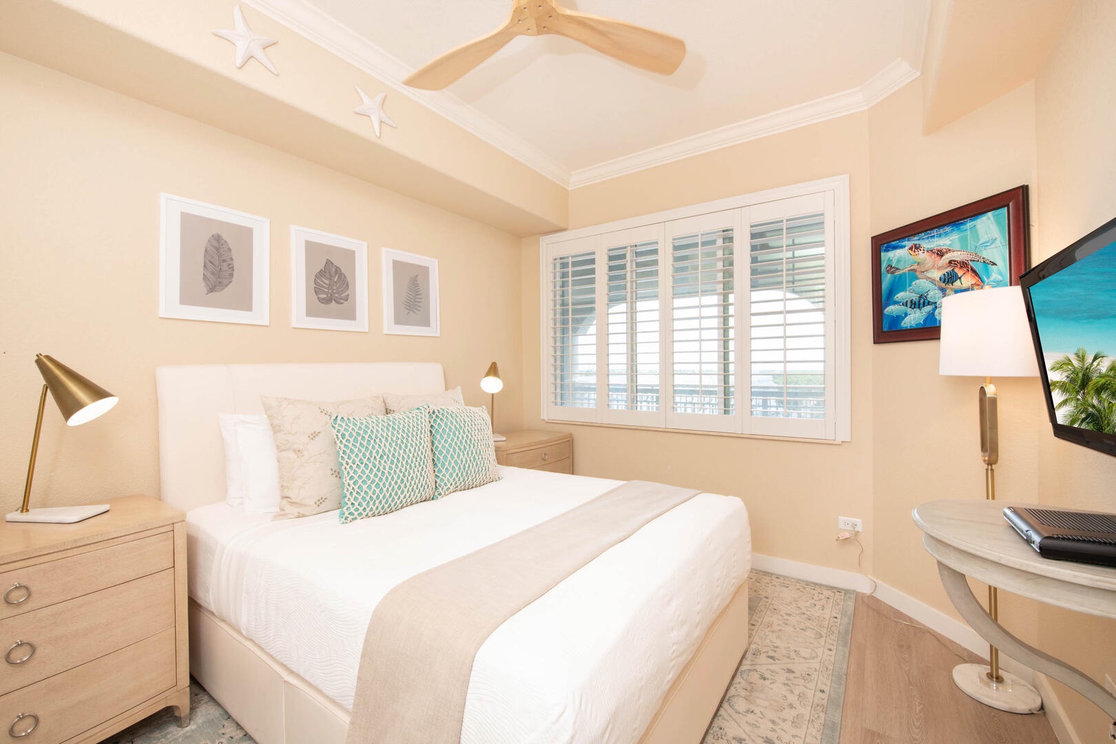 Guest Suite with Queen Bed.