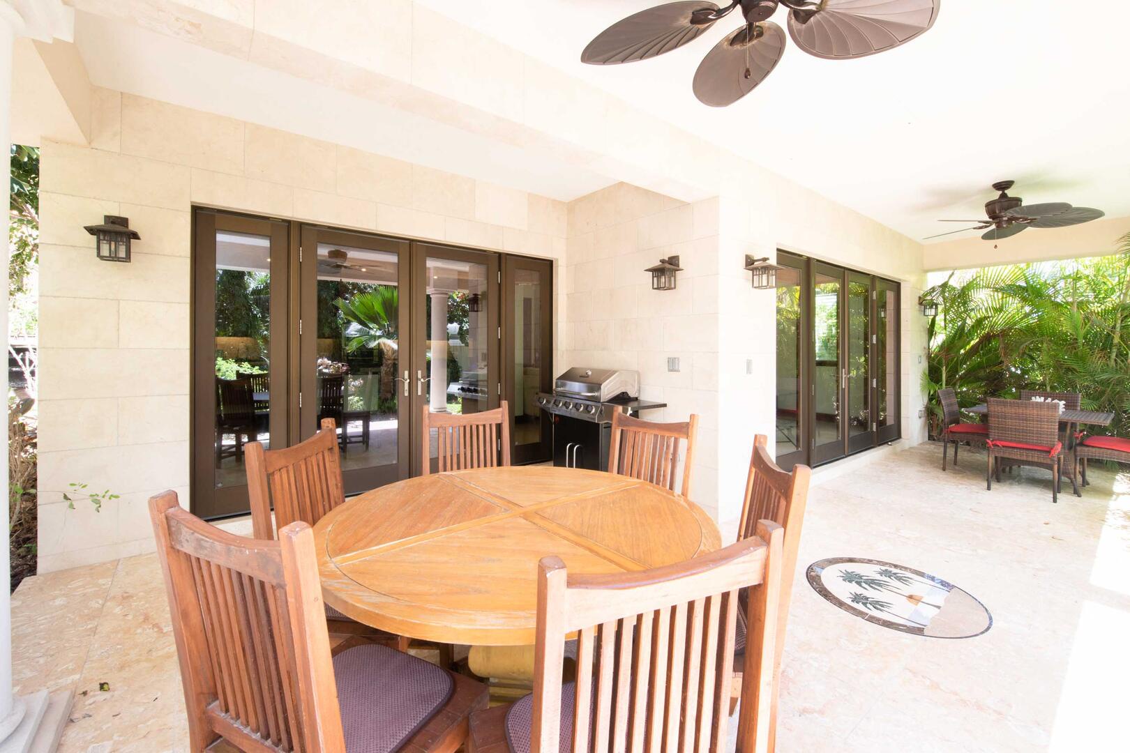 Veranda with table for six.