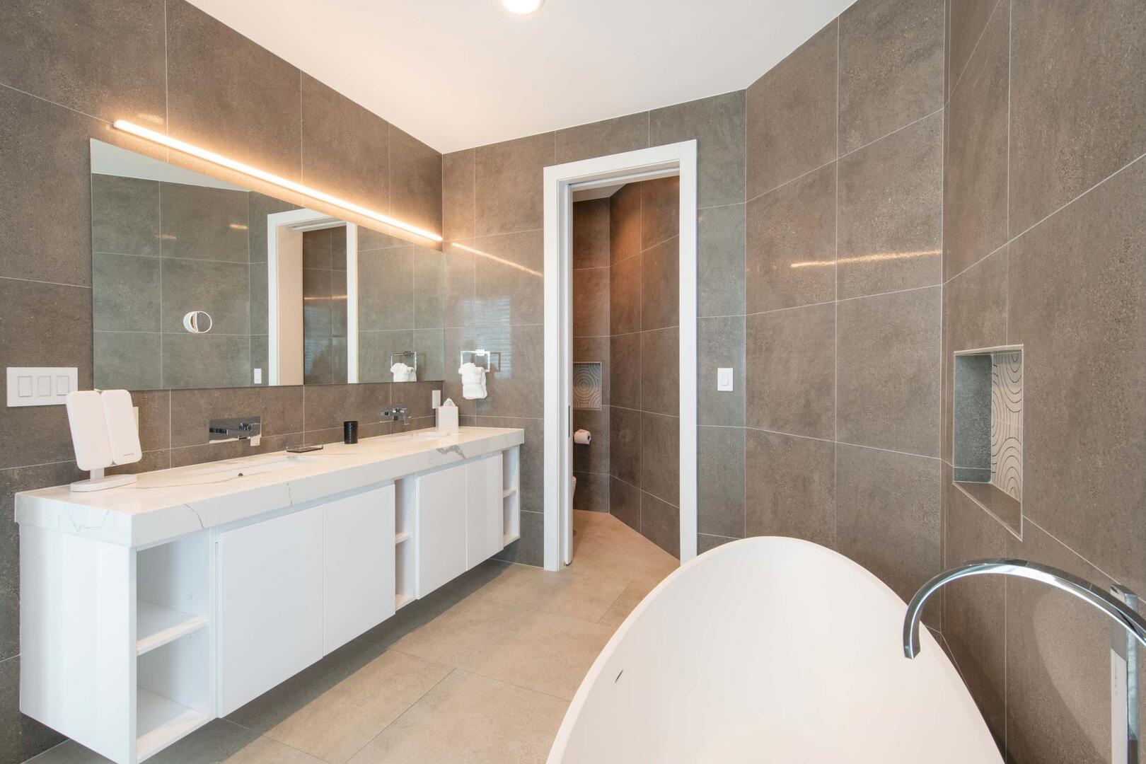 Primary Suite ensuite bath.