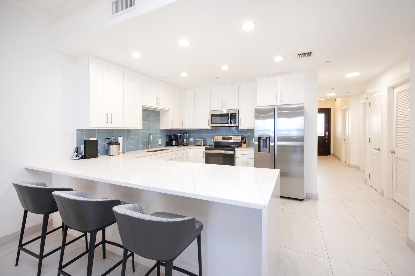 Full kitchen with breakfast bar and modern appliances.