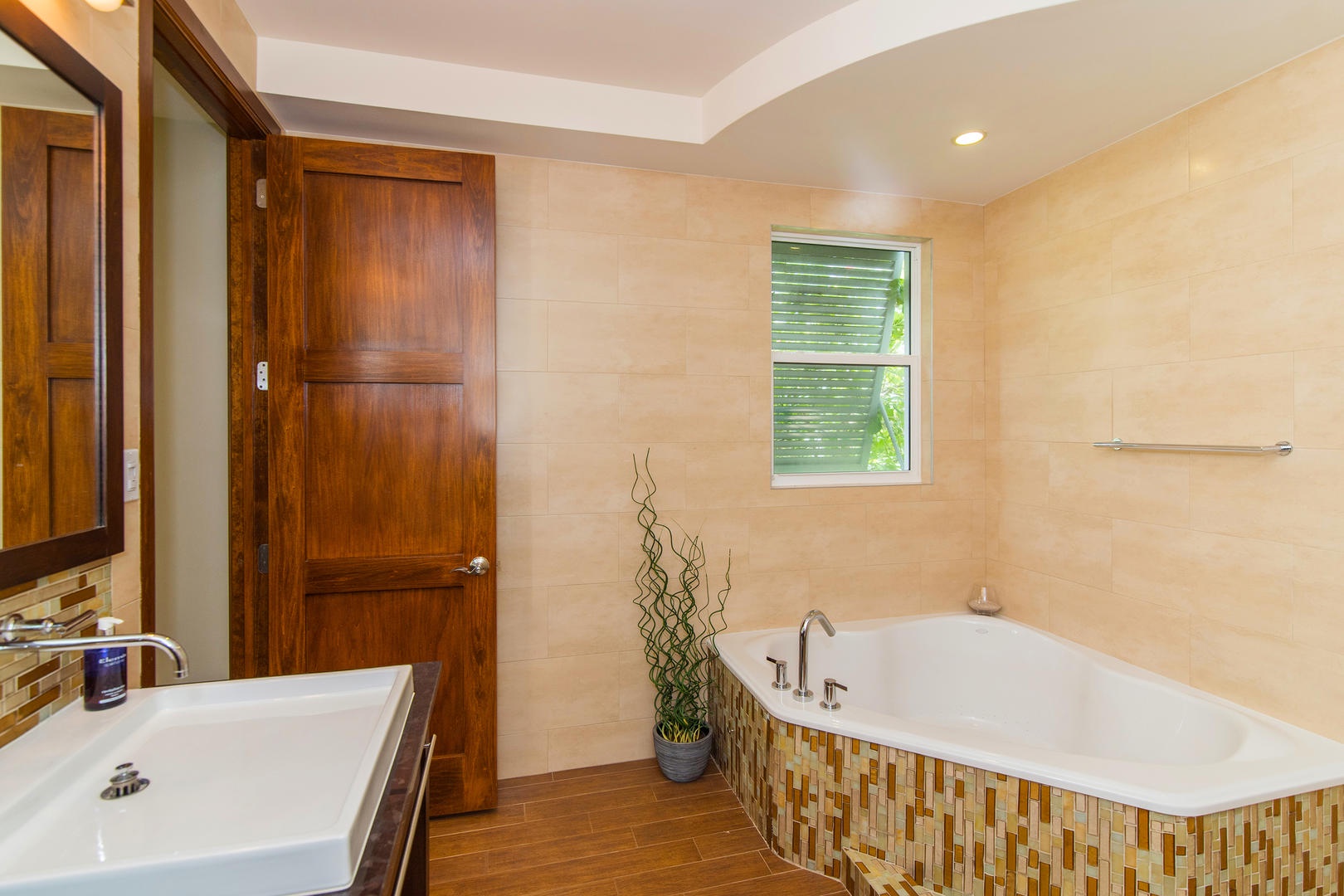 Master Ensuite Bath.