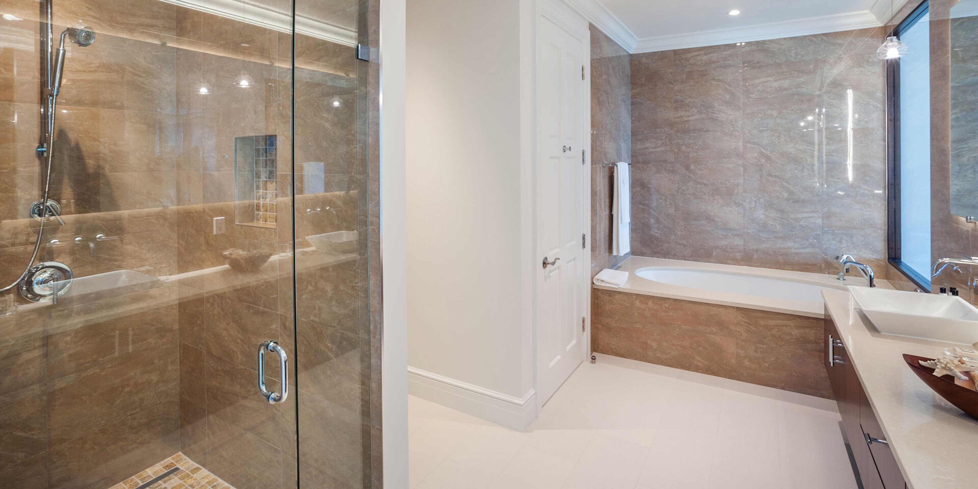 Master ensuite bathroom.