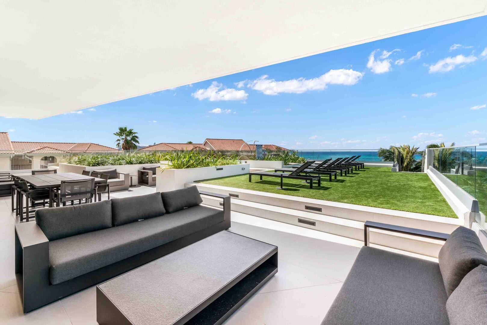 Aqua 2 is the only residence with a large open-air terrace complete with outdoor furniture and a private jacuzzi.