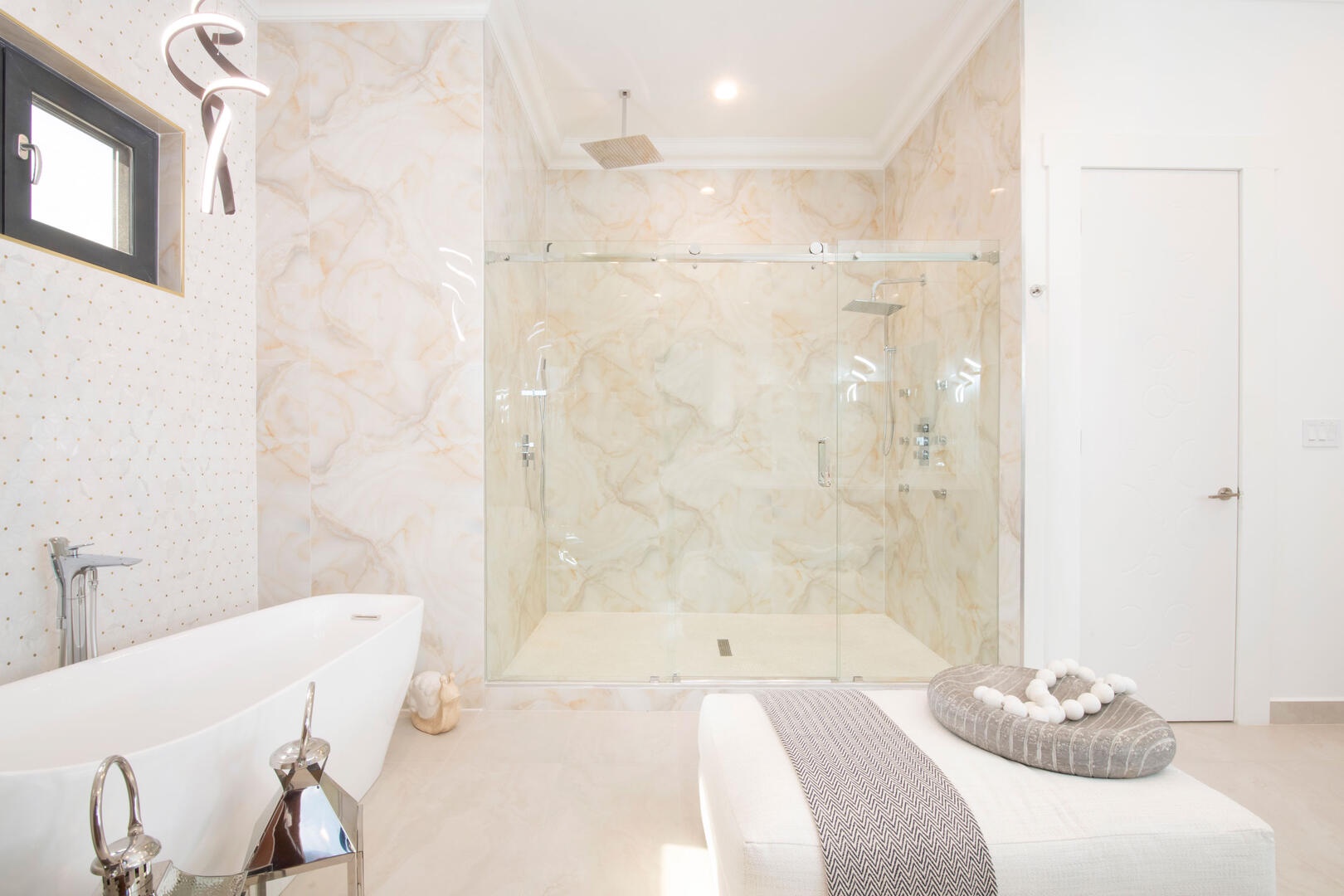 Primary suite ensuite with tub.