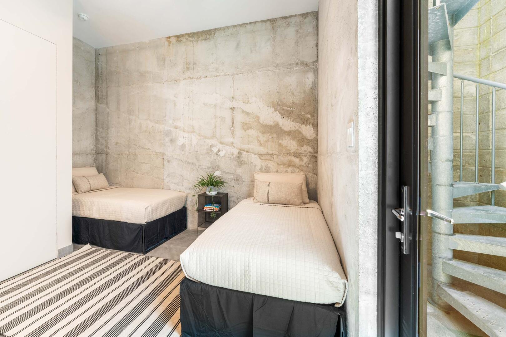 win suite 5 with 2 twins each, large TV