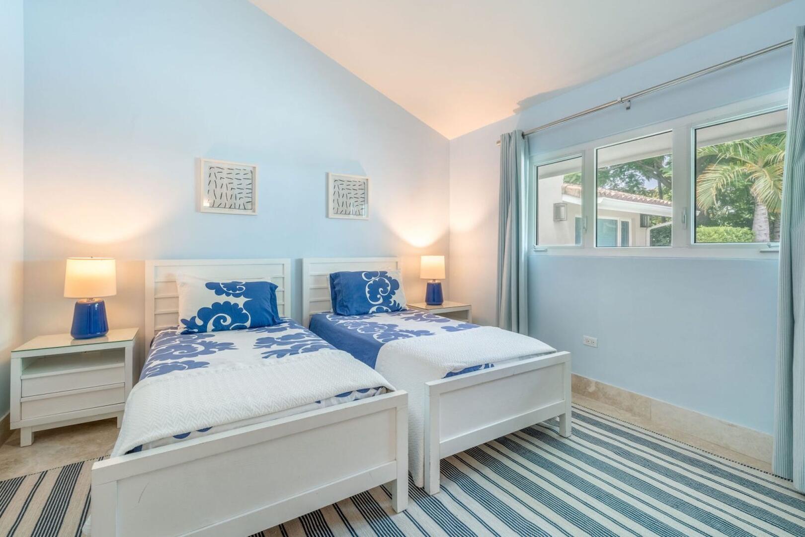 Garden suite with two twin beds on the lower level. Garden ensuite is equipped with a walk-in shower.