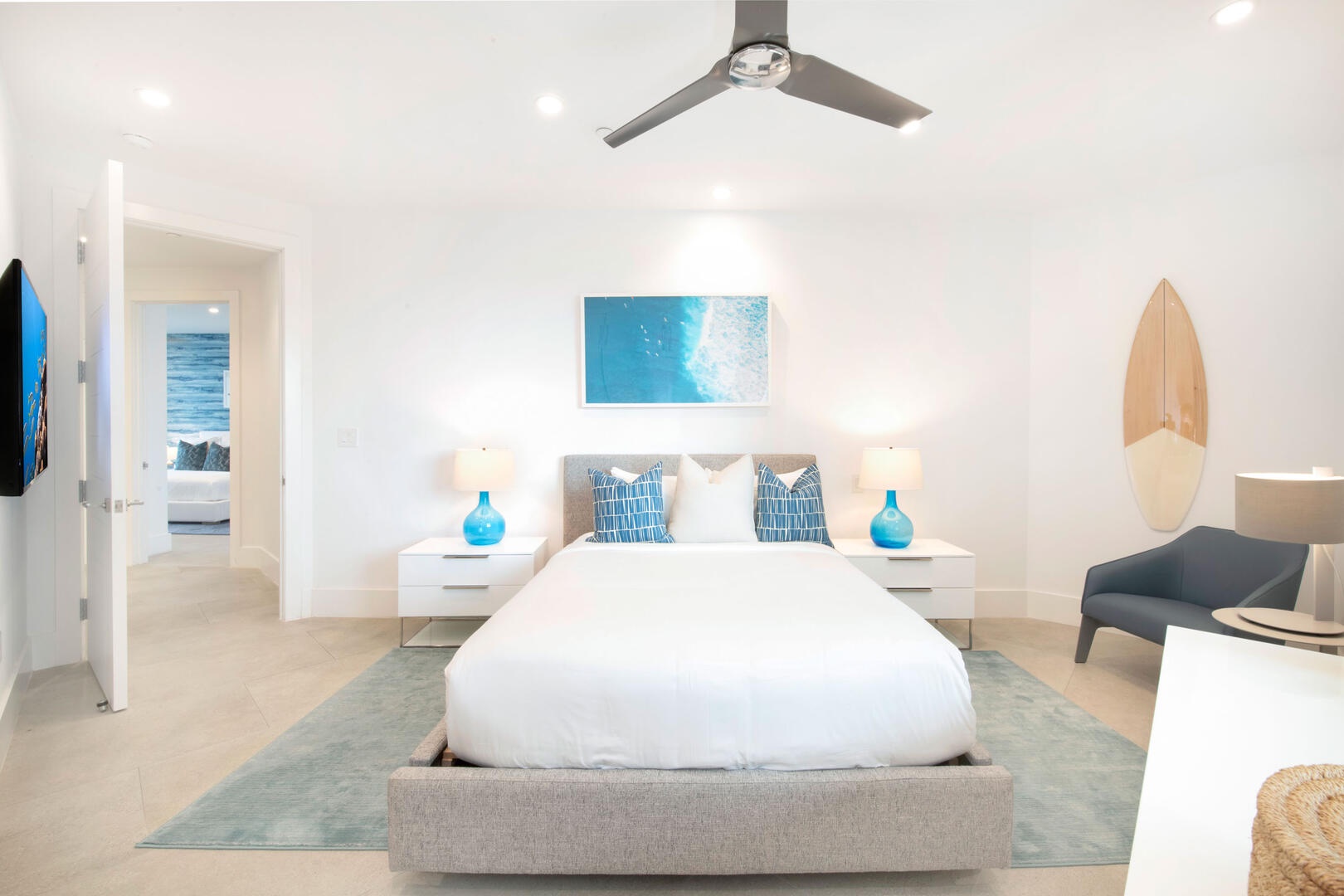 Guest suite with queen bed