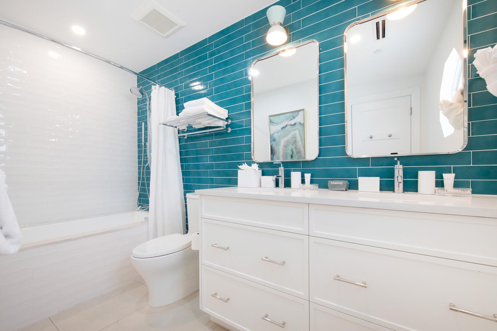 Guest Suite 2 Bathroom with shower and tub.