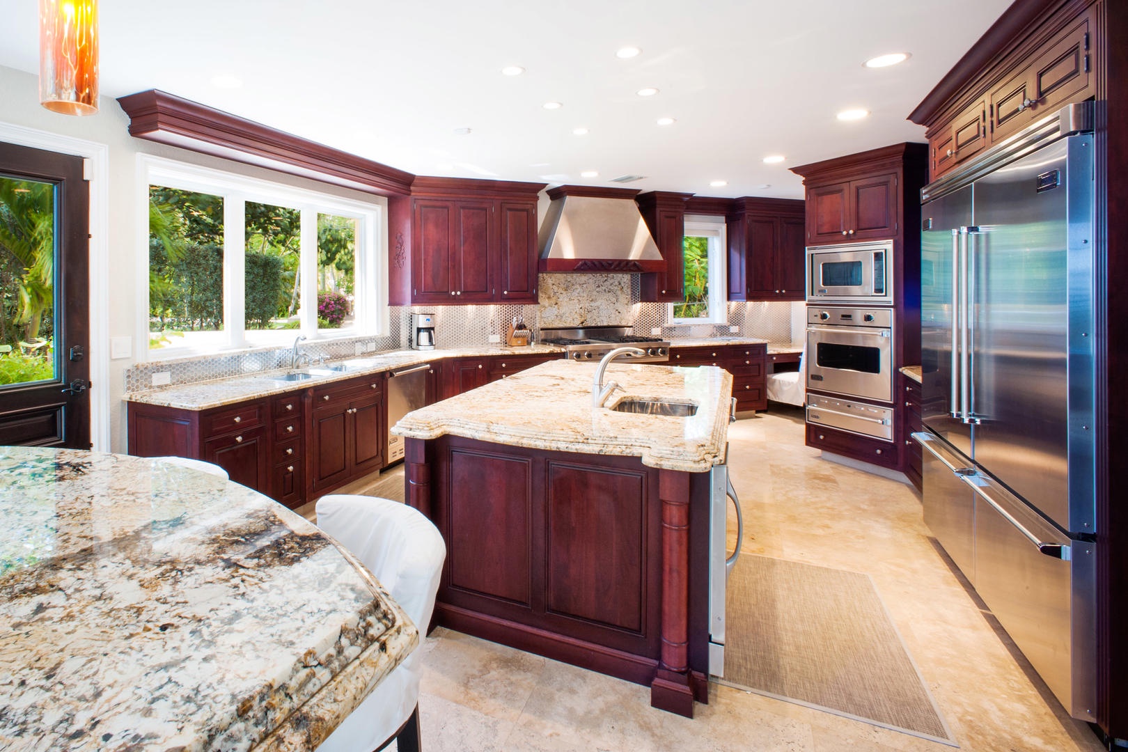 Cooking is no chore in this gorgeous kitchen!