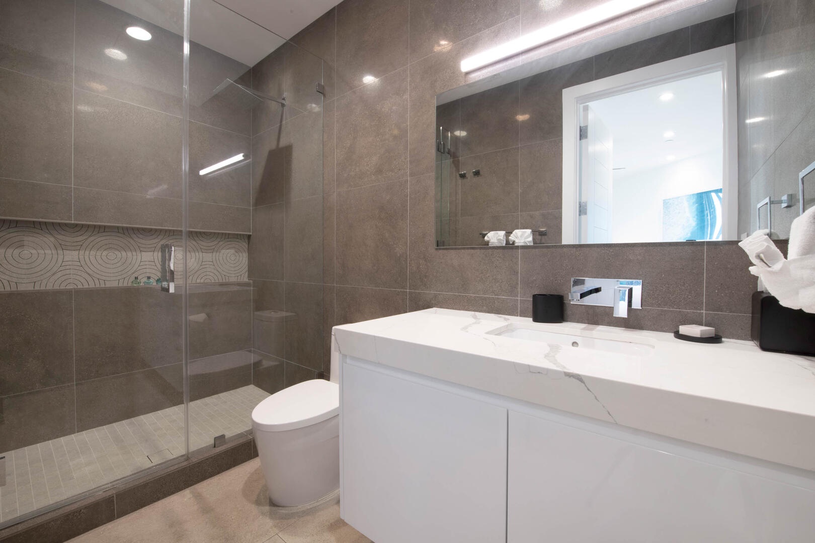Guest ensuite with shower