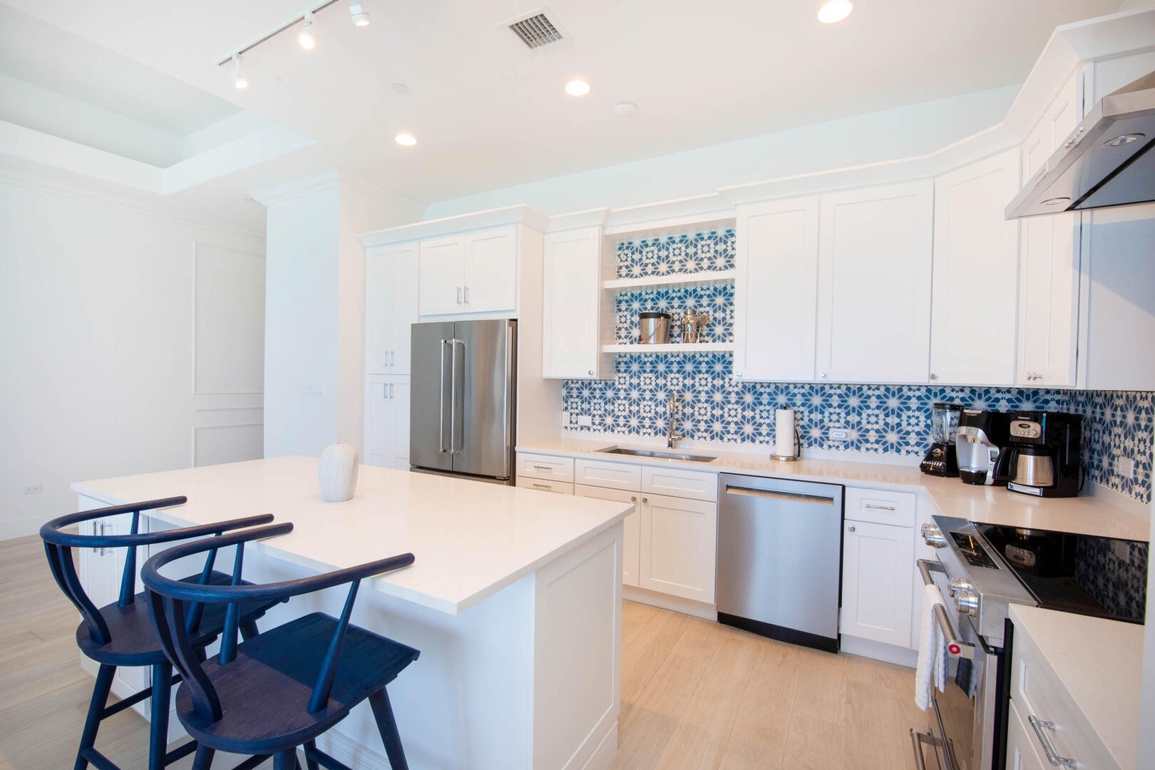 Full kitchen equipped with modern appliances including a drip coffee machine and blender.