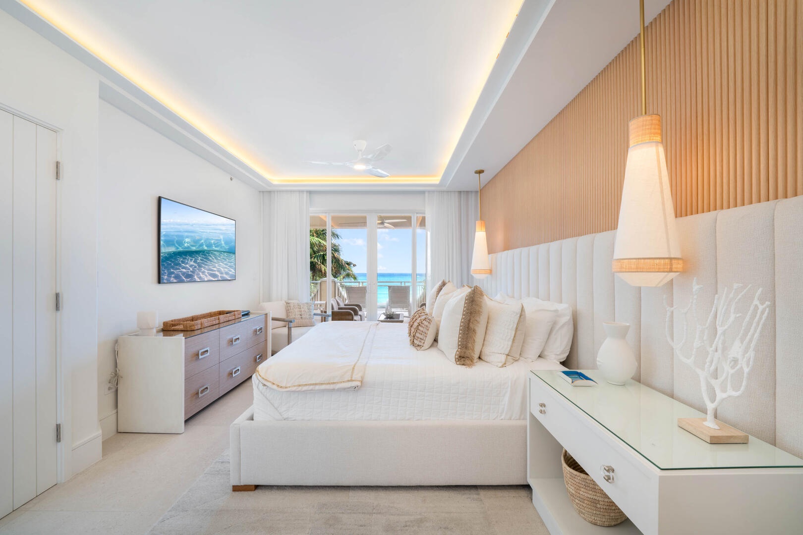 Primary suite with television