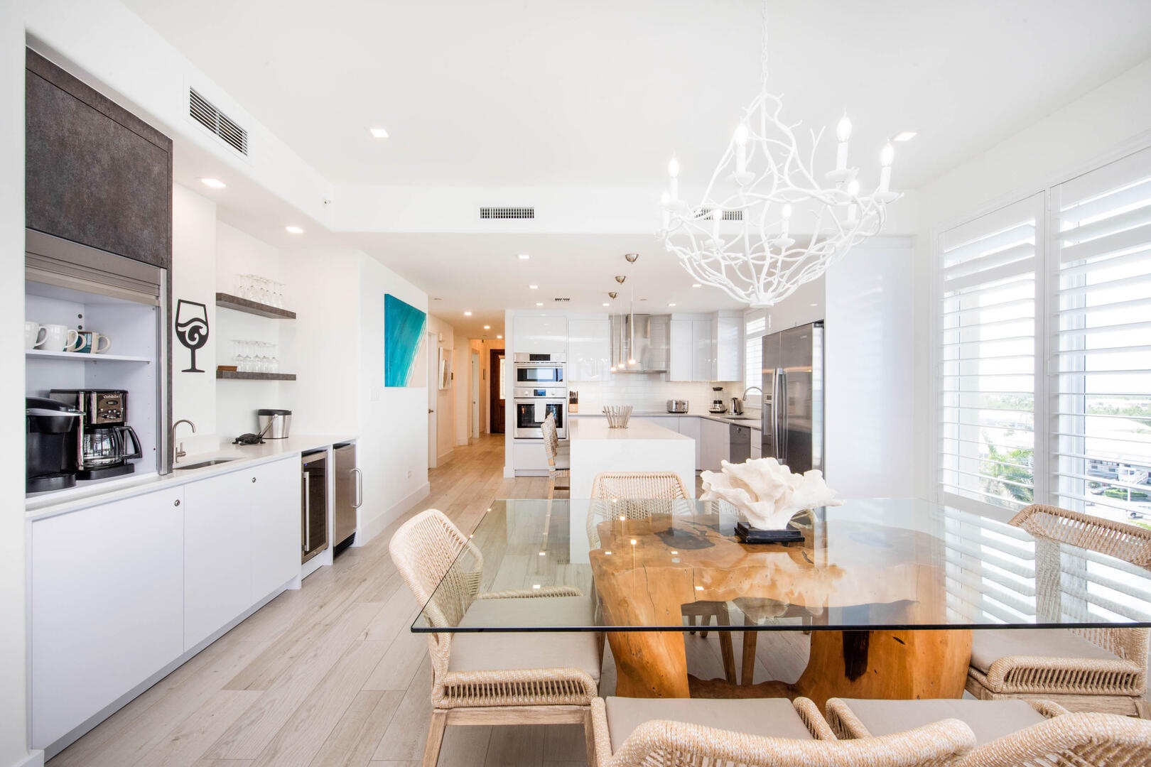 Dining area with seating for 6.