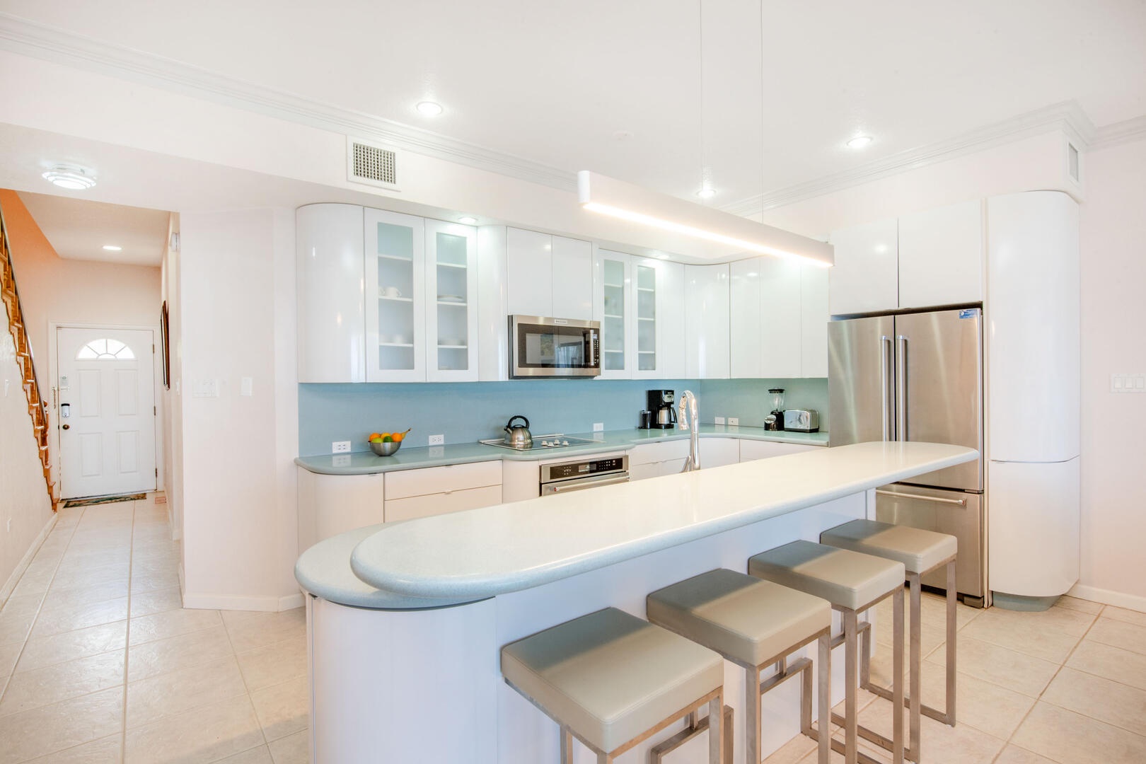 Full kitchen with breakfast bar seating.