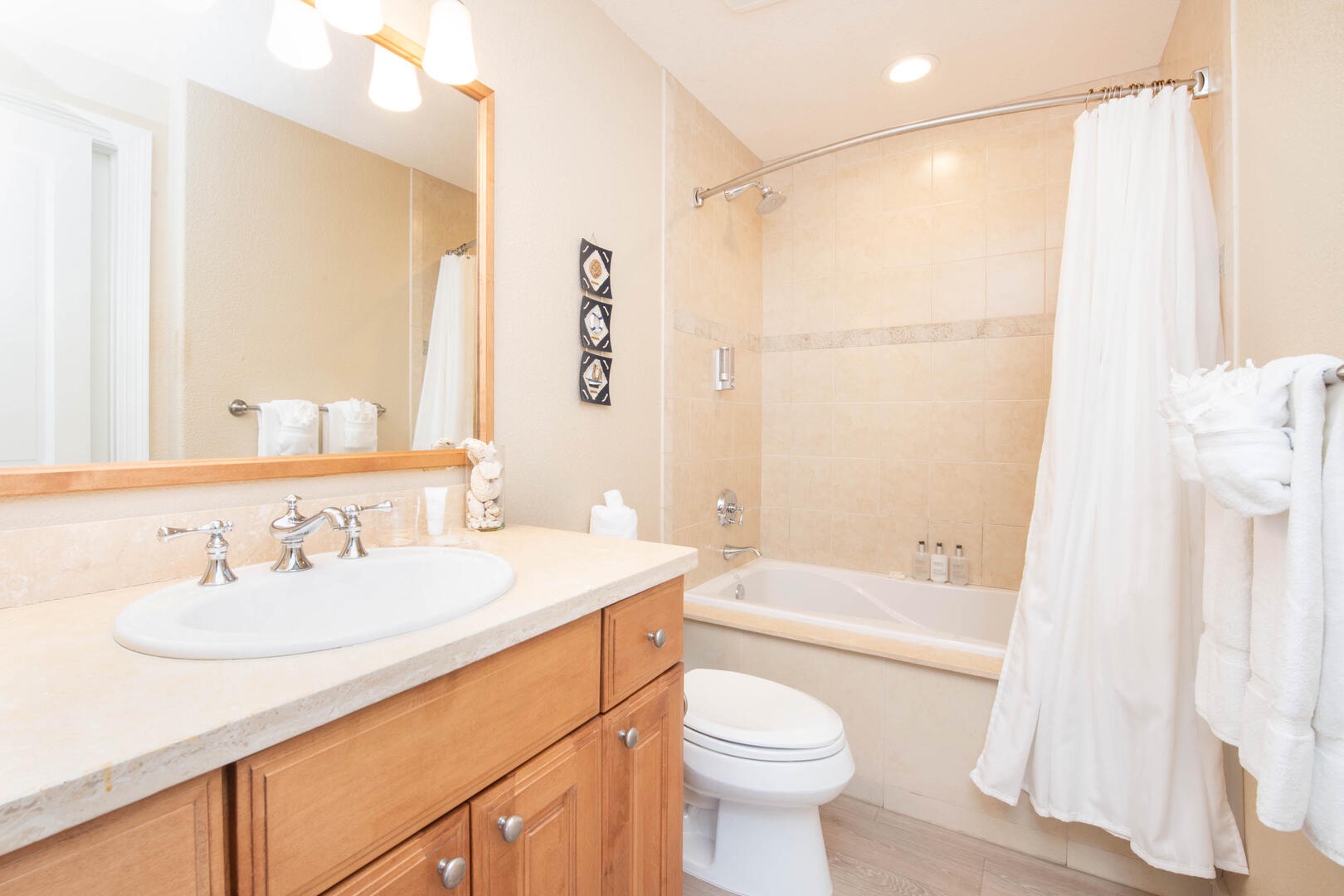 Guest ensuite bath with shower/tub combo.