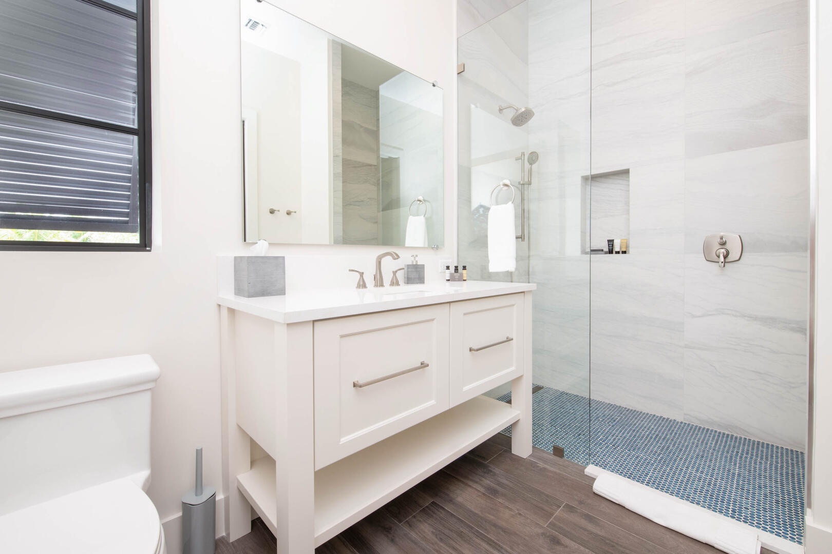 West Suite ensuite bath.