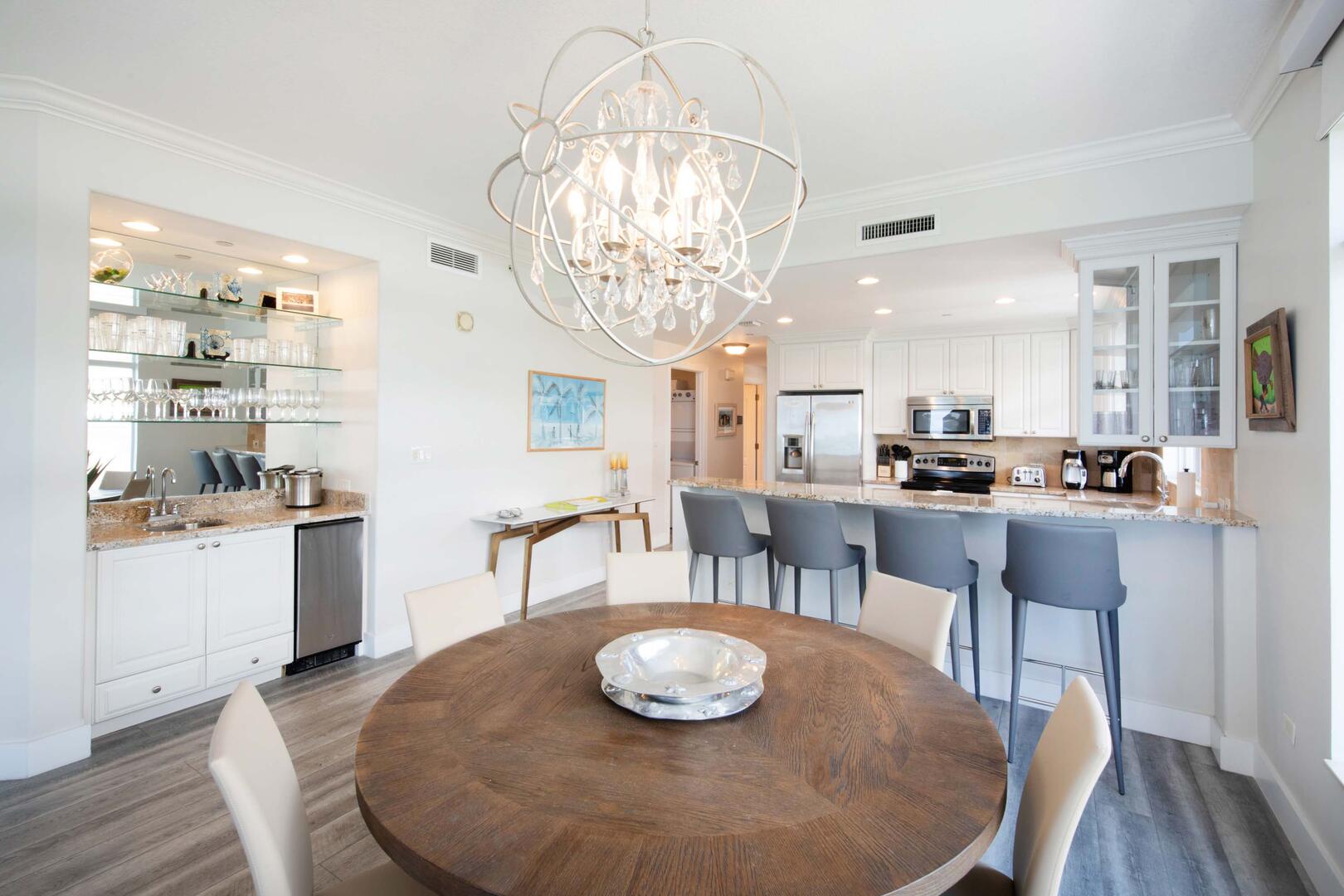 Dining area with table for 6.