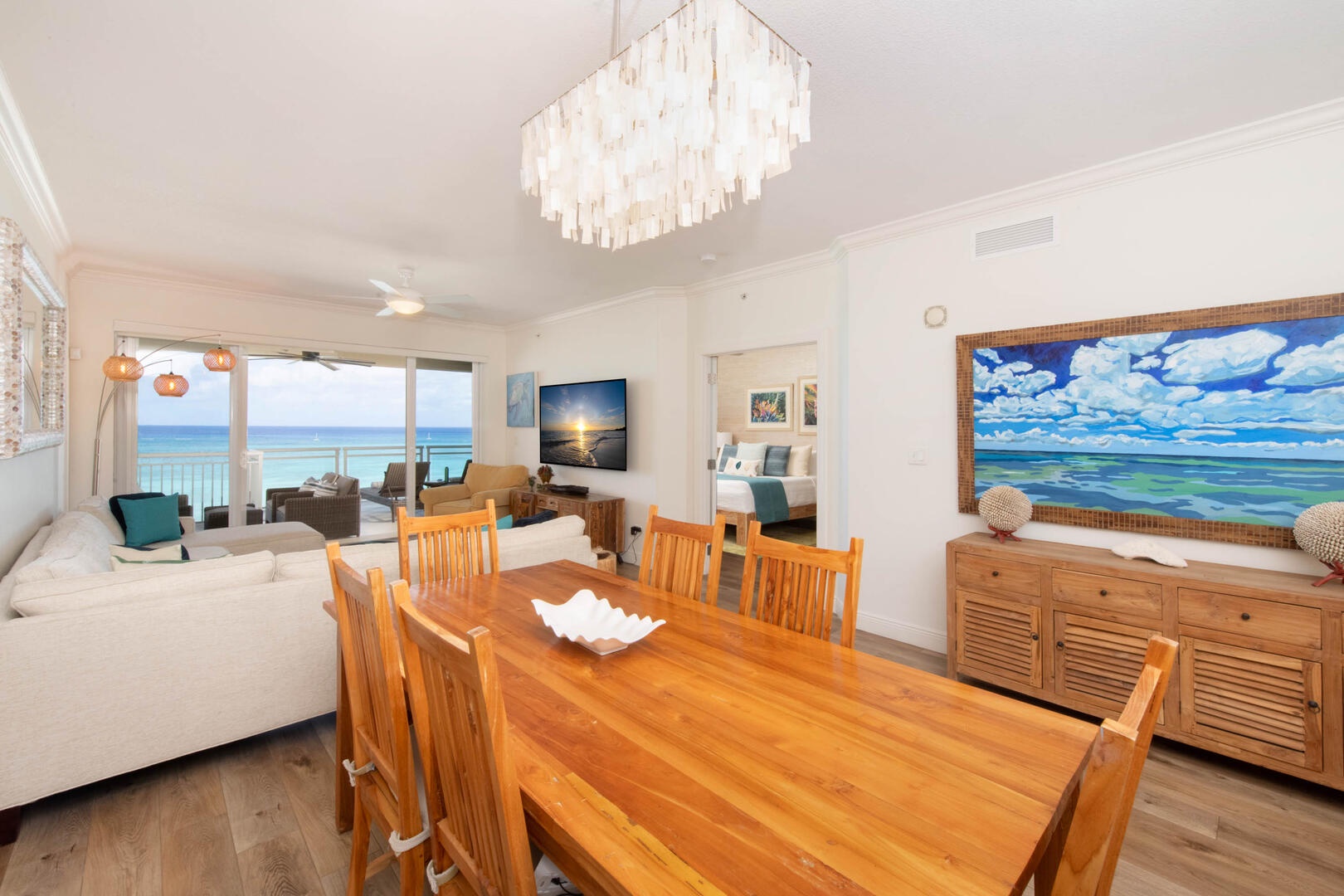 Dining area with seating for 6.
