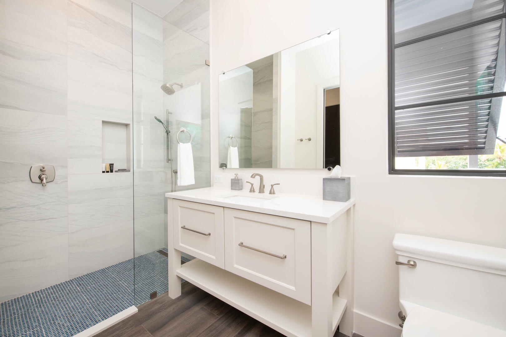 East Suite ensuite bath.