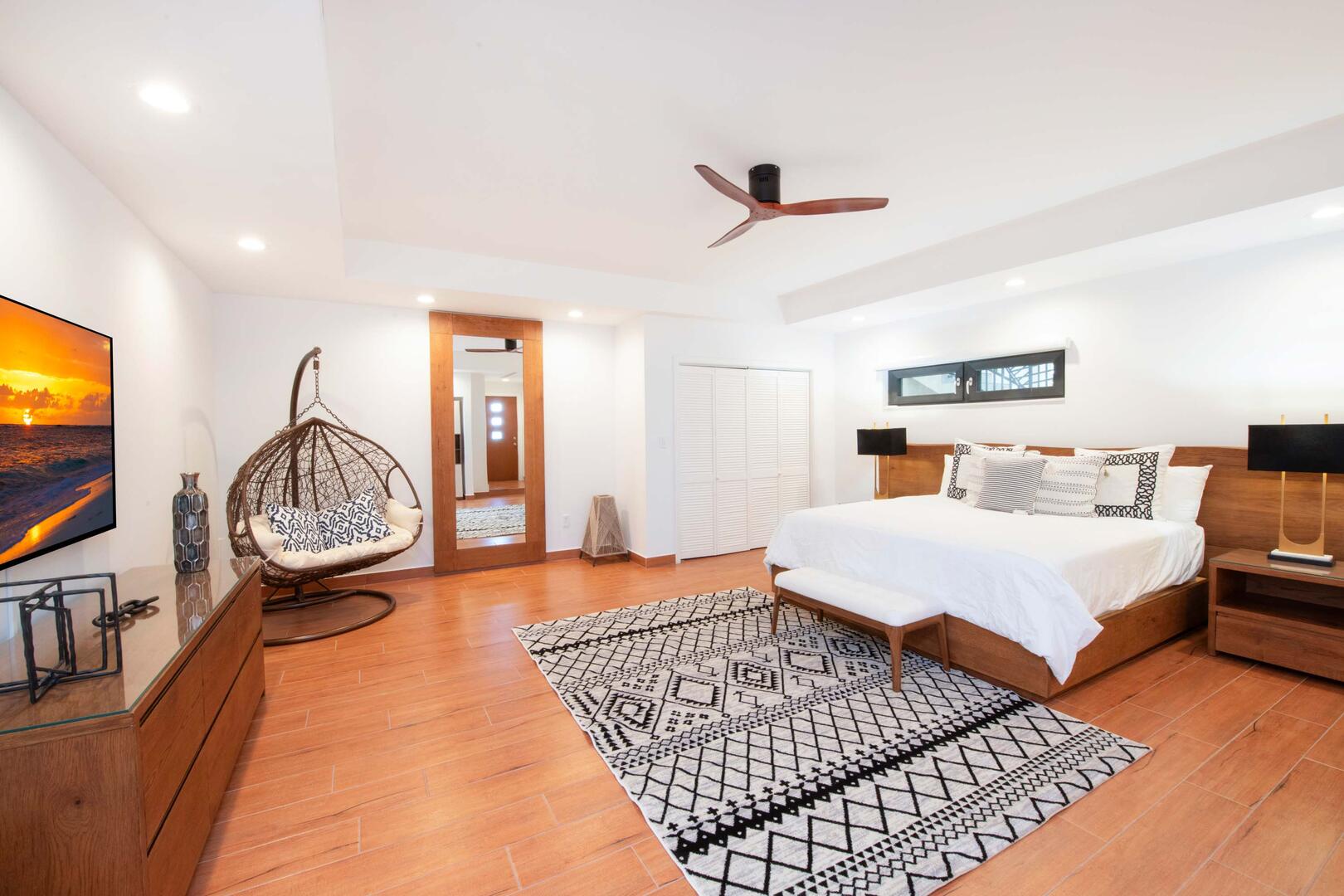 Suite 7 with king bed.