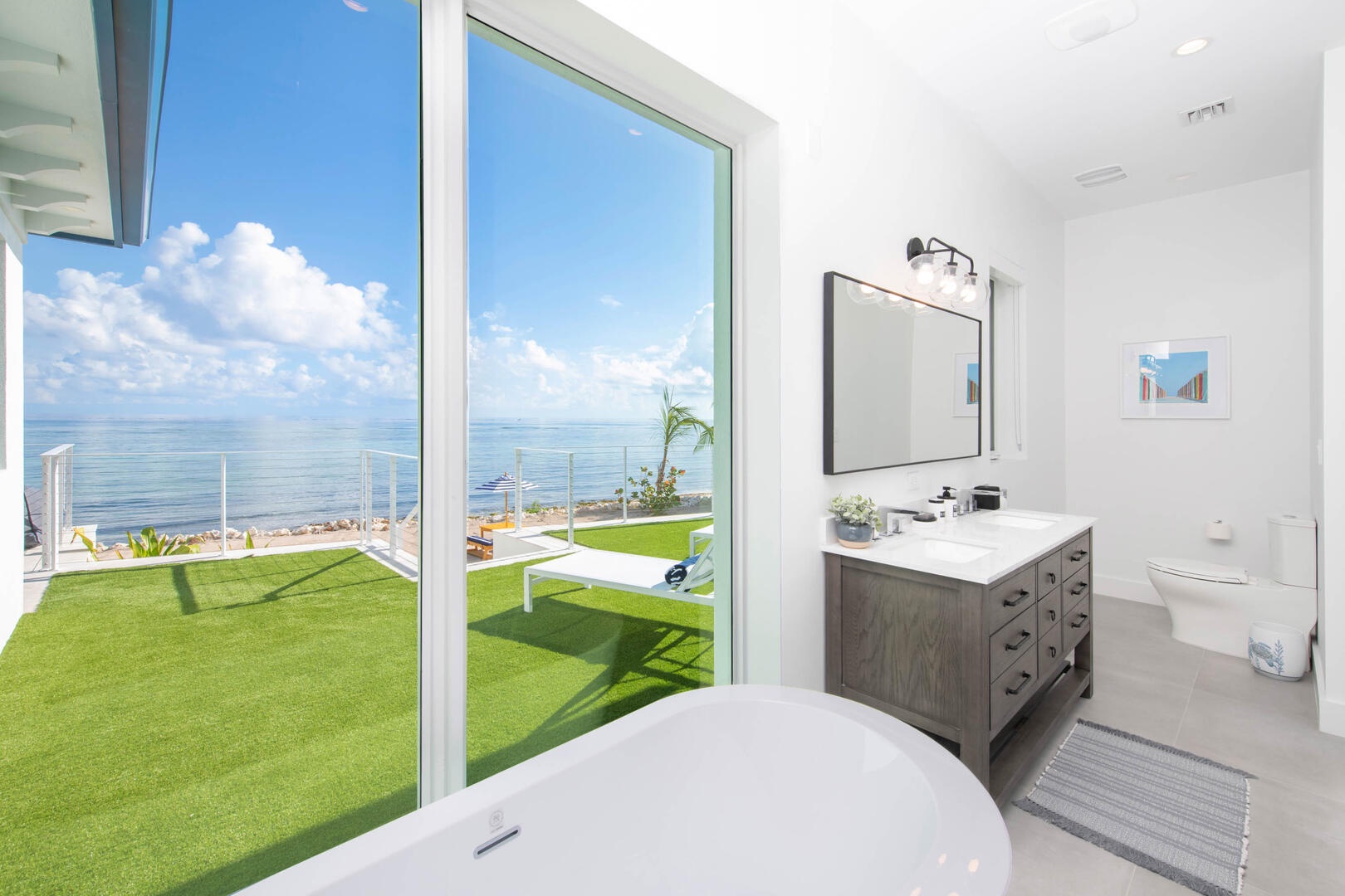 East suite ensuite bathroom.