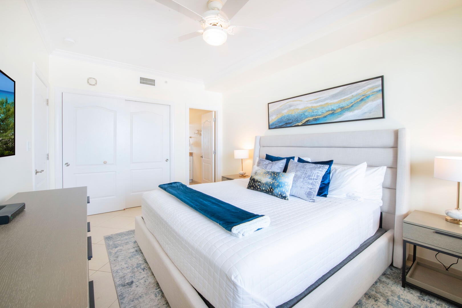 Guest suite with king bed