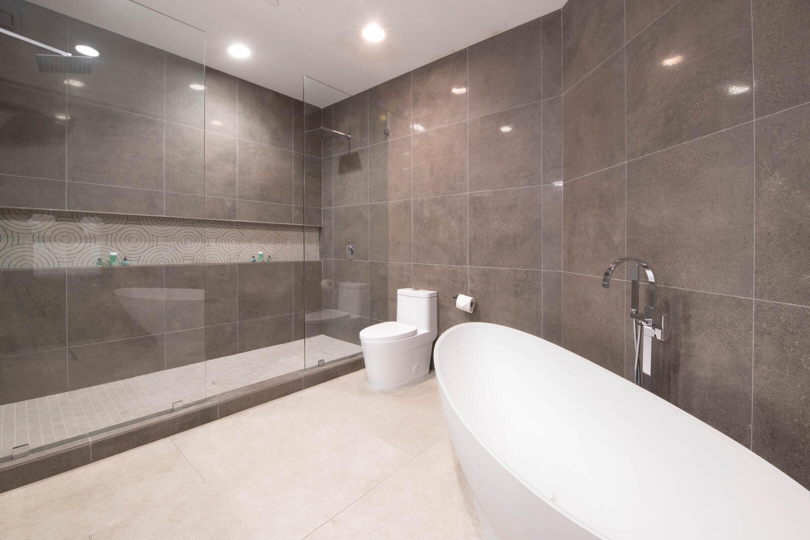 Primary ensuite with tub