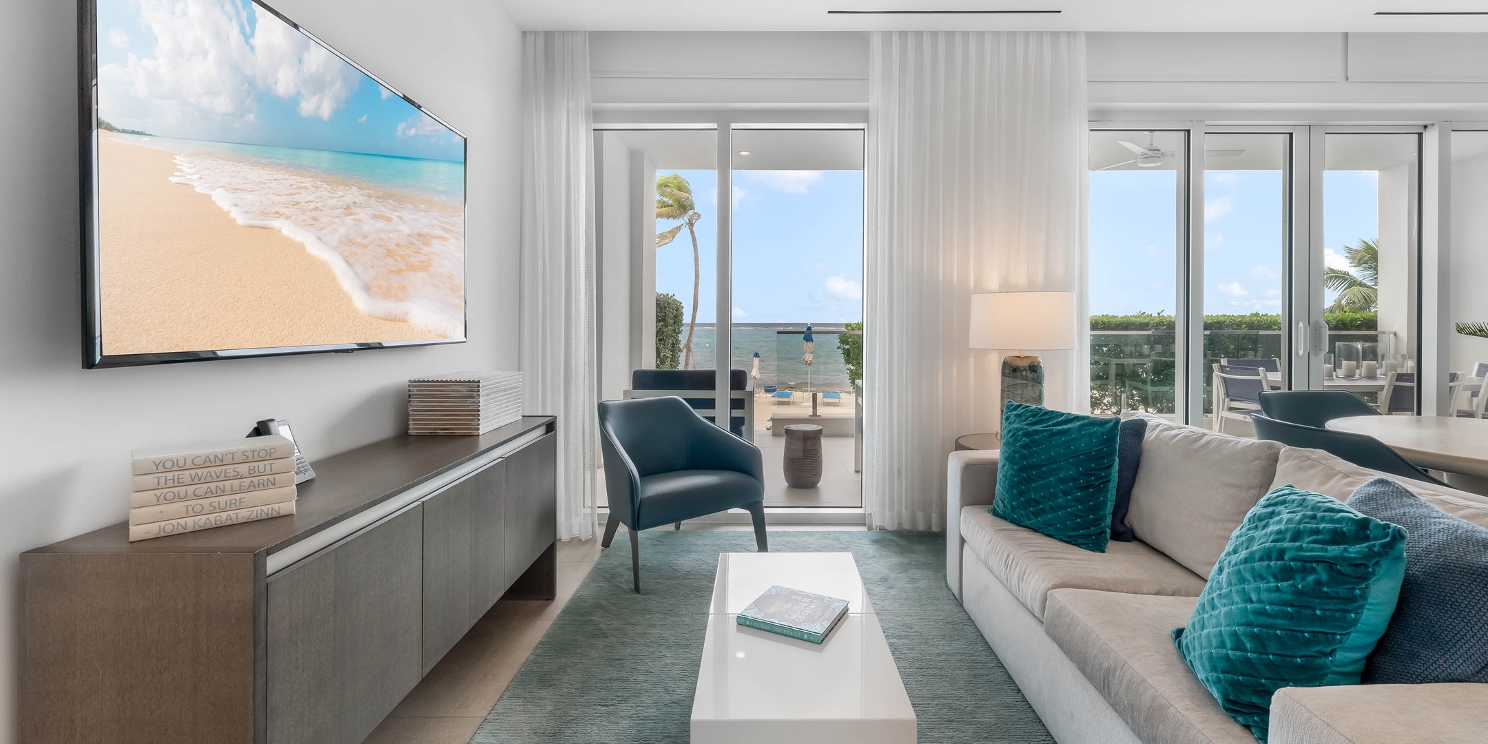 Living area equipped with a large cable SmartTV.