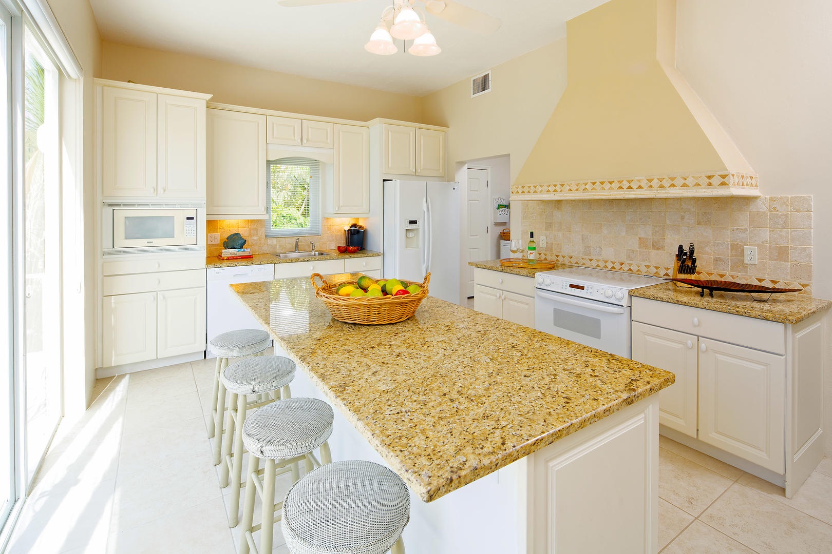 The kitchen also features a breakfast bar.