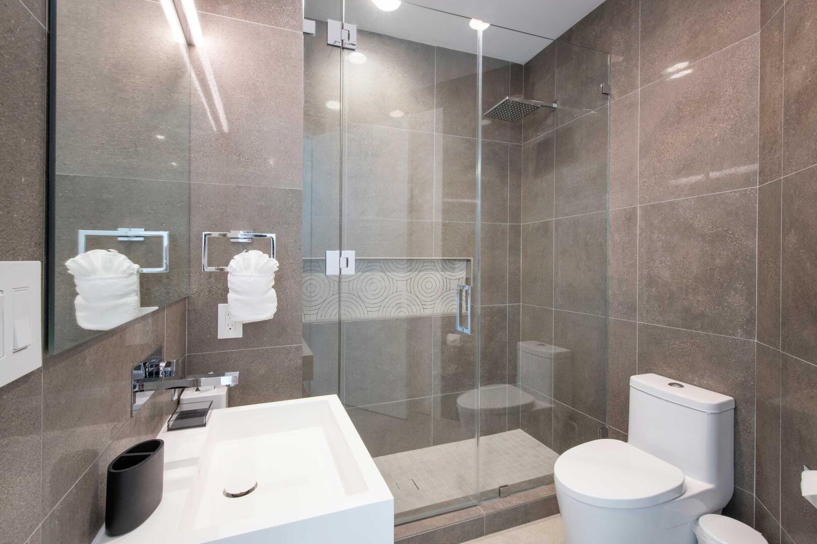 Bunk ensuite bathroom.