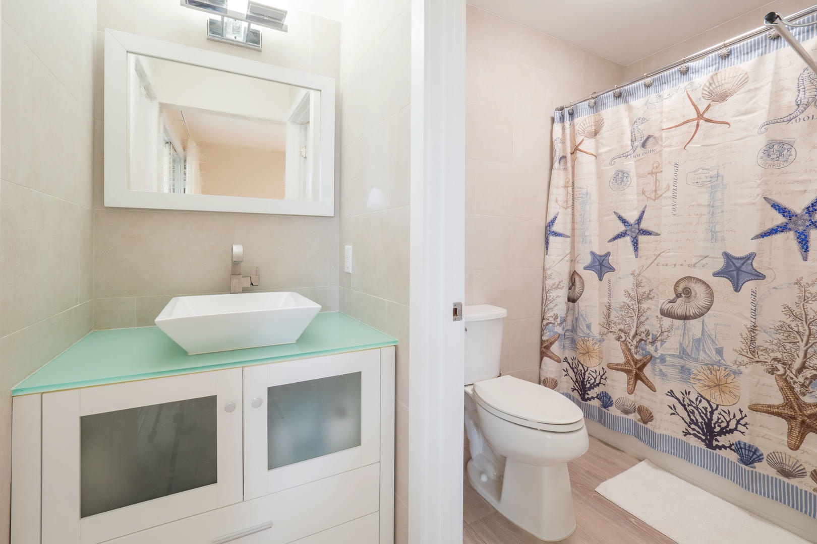 Upstairs Ensuite Bathroom.