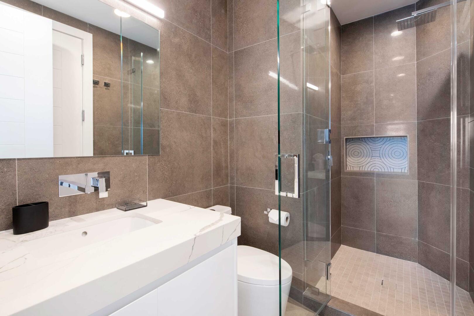 Bunk Den ensuite bathroom.