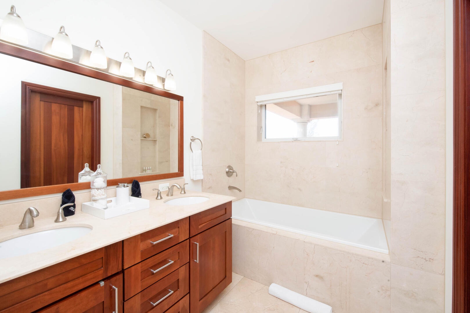 Primary Suite ensuite bathroom with tub.