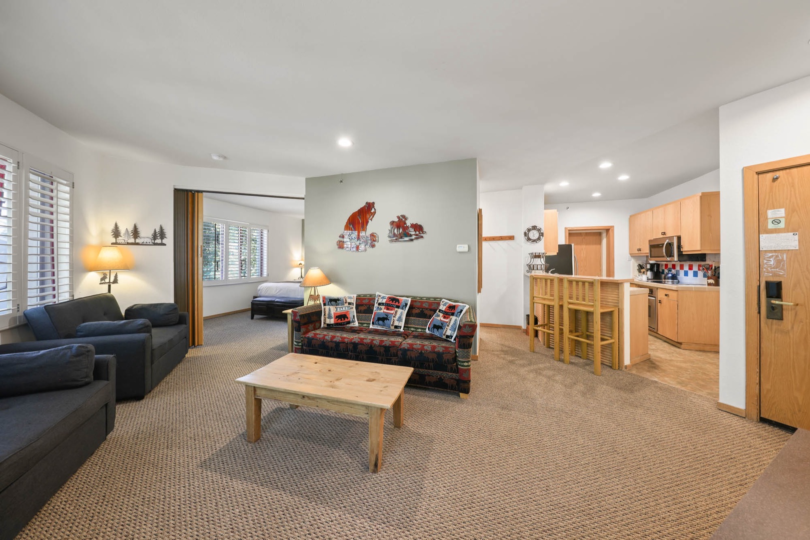 Bright & Comfy One Bedroom Condo, Ski-in/out. #242