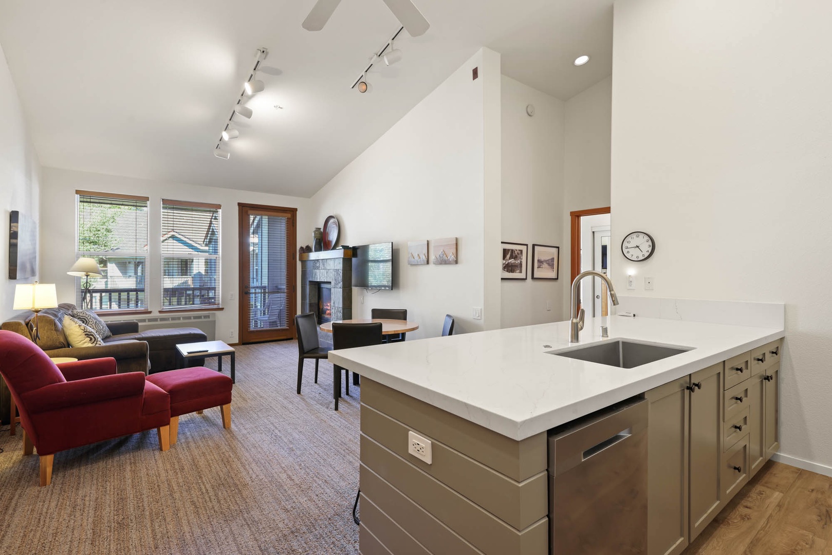 801 | Modern 2BD - King + Bunks, Pool & Sauna