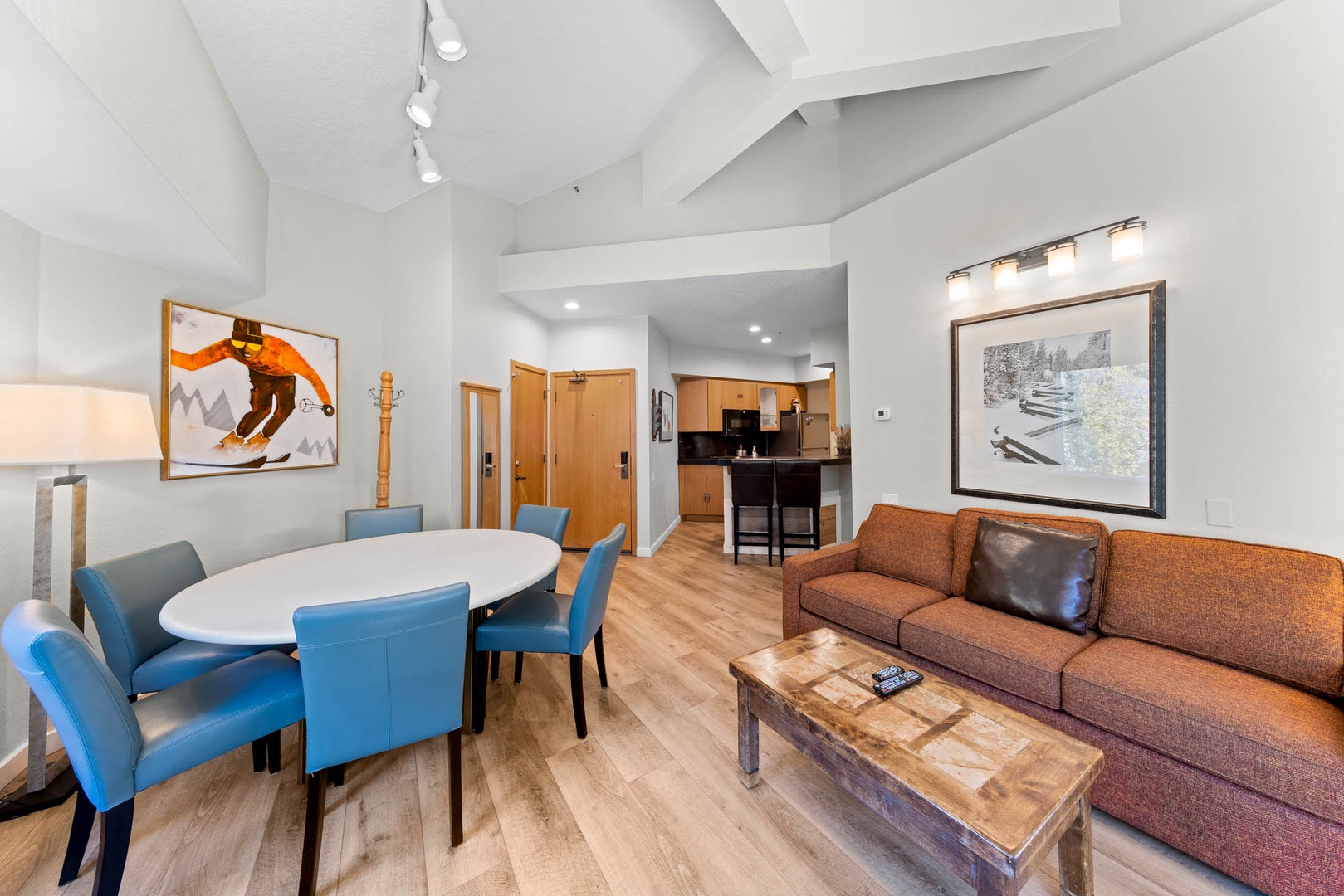 340 | Top Floor Corner - 1BD w/ A/C + Views
