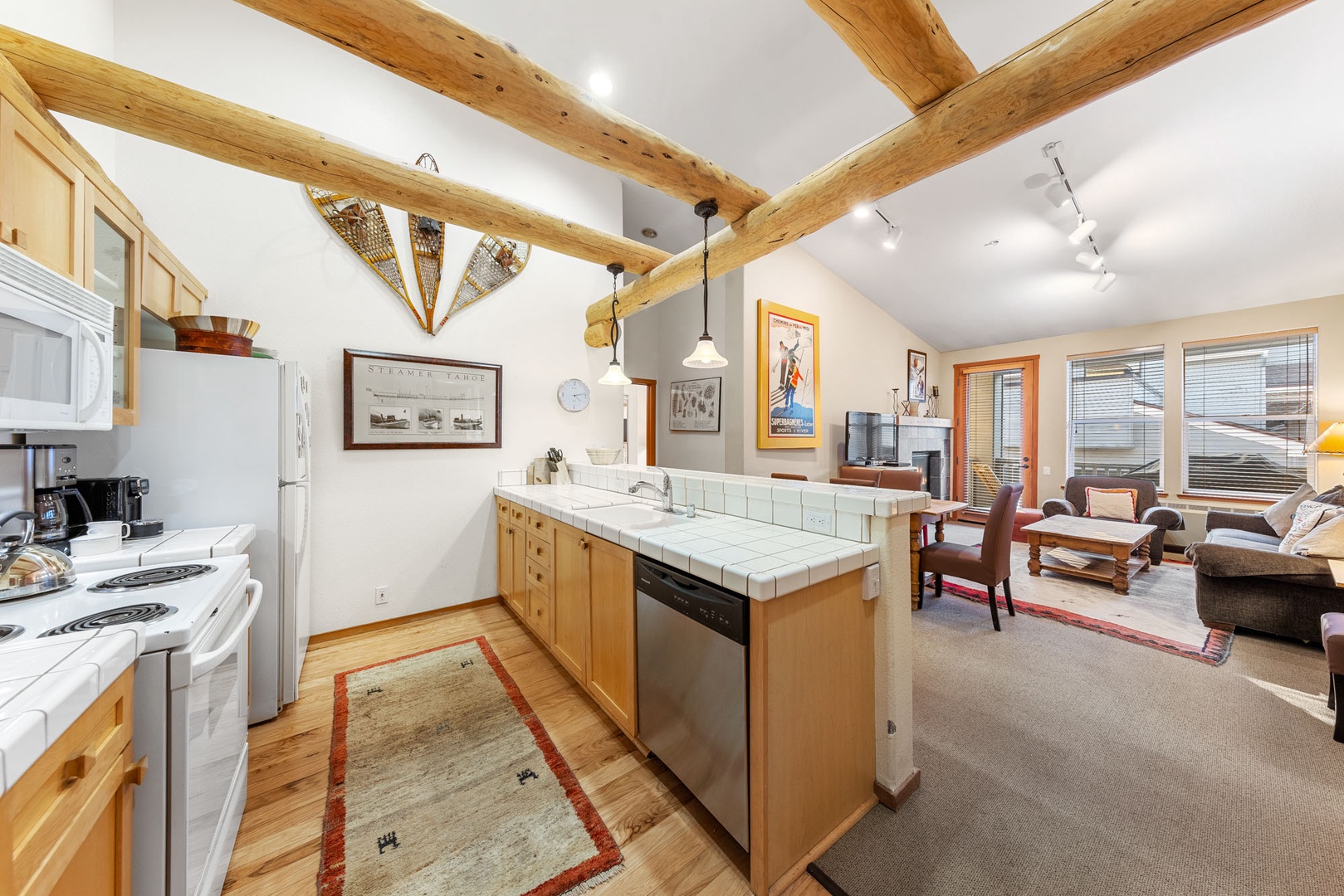 800 | Upper 2BD Retreat - A/C, Pool + Easy Parking