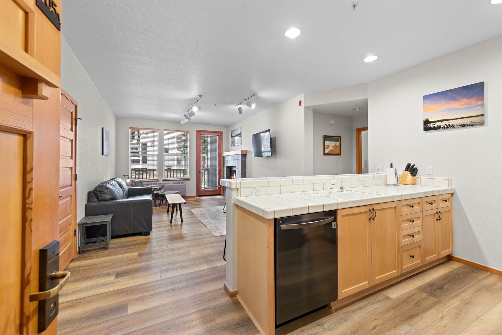 705 | King-Sized Comfort - 2BD, Pool, Kitchen W/D