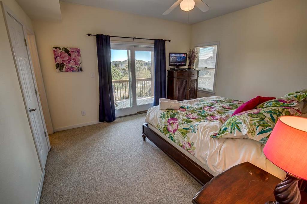 Wake to mountain views and soft coastal breezes in your bright bedroom, where tropical florals and modern comforts create your perfect retreat.