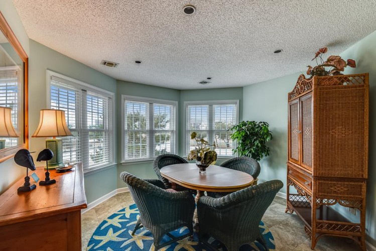 Settle into your own relaxed dining nook with garden views—perfect for morning coffee or a laid-back meal with loved ones, surrounded by soft natural light.