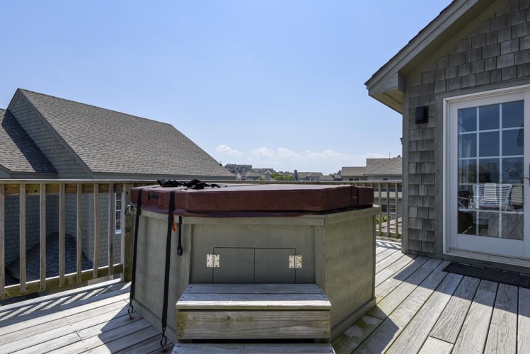 Soak away the day in your private hot tub on the sunny deck, with coastal views and ocean breezes all around you.