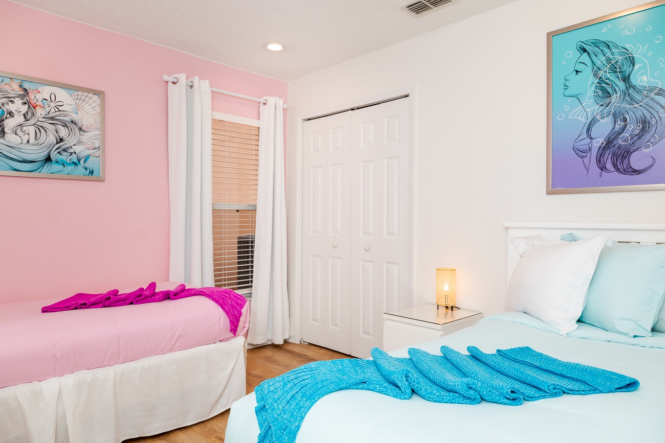 Mermaid bedroom with two Twin beds