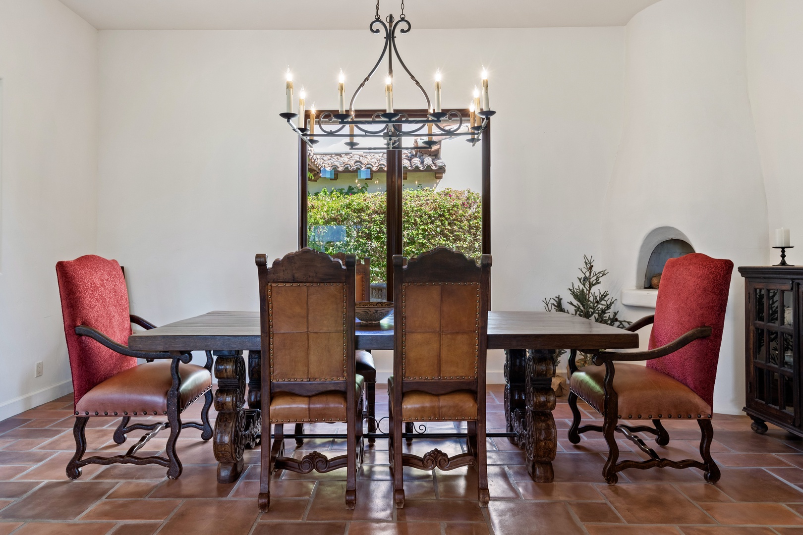 Dining room table with seating for up to 8 guests