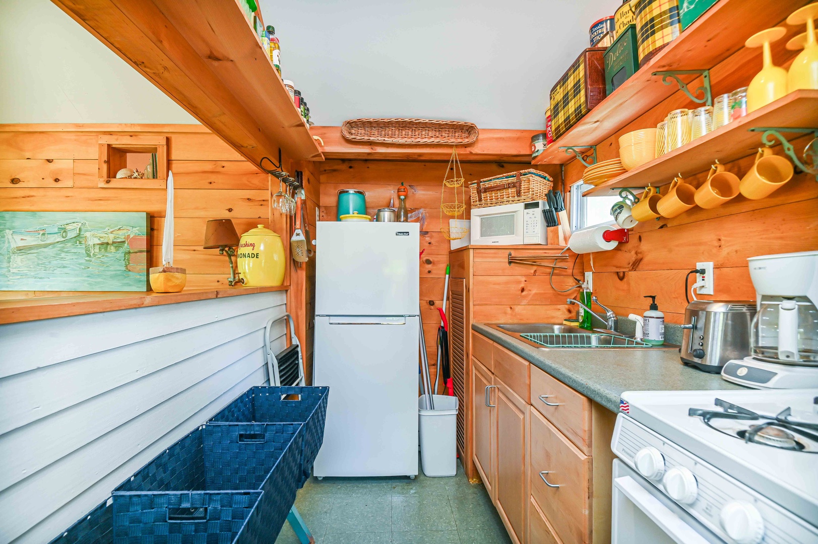 Leftovers & snacks are just an arms’ length away in the efficient kitchenette