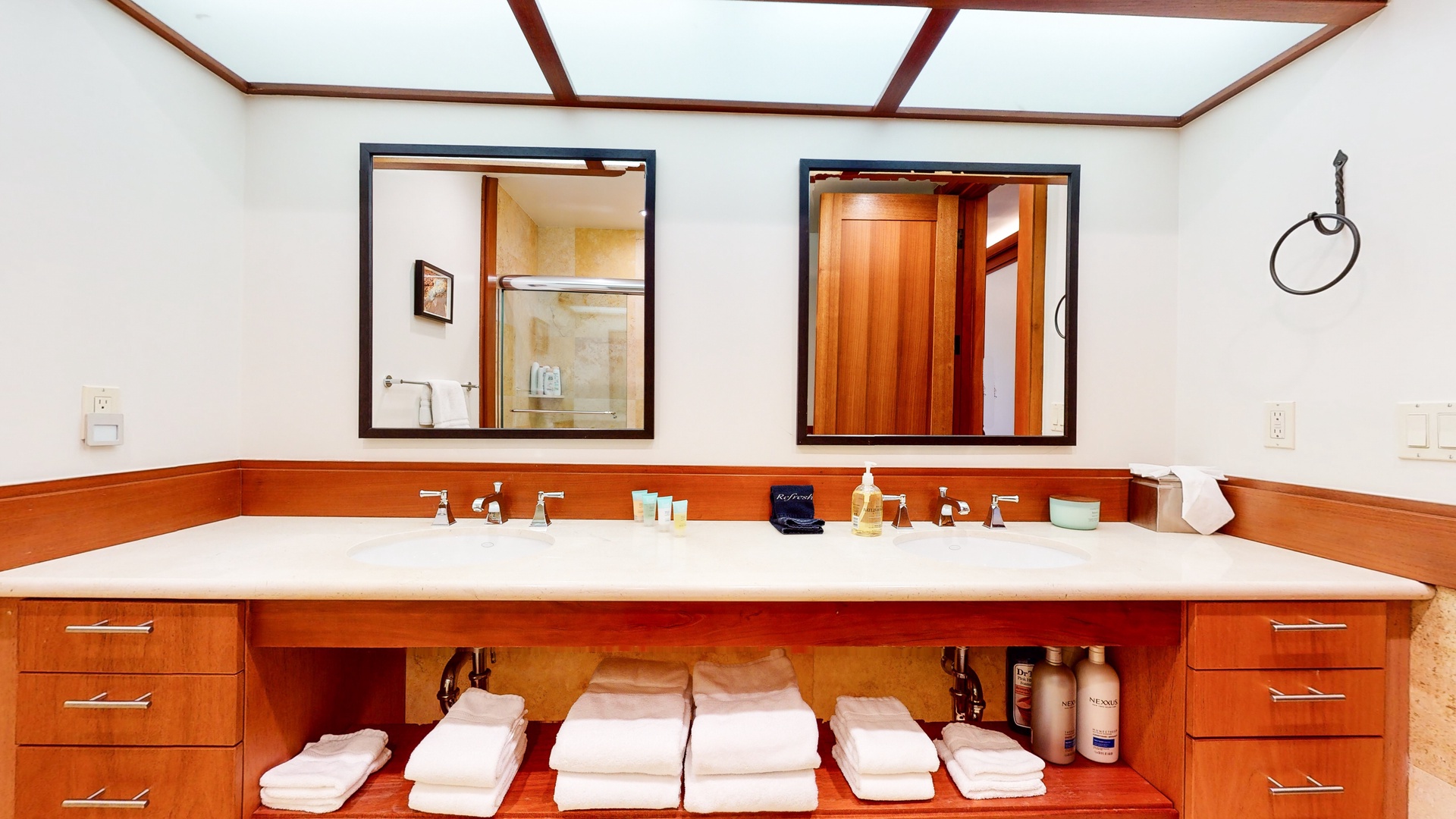 Bathroom 6 en-suite with shower/tub combo (1st floor)