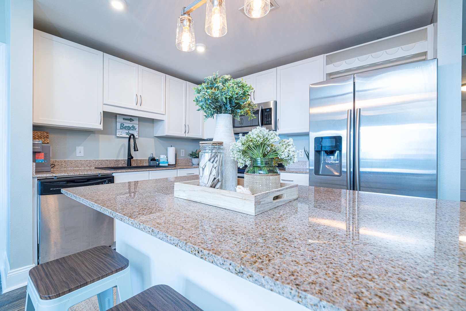 The airy, beachy kitchen offers ample space & every home comfort