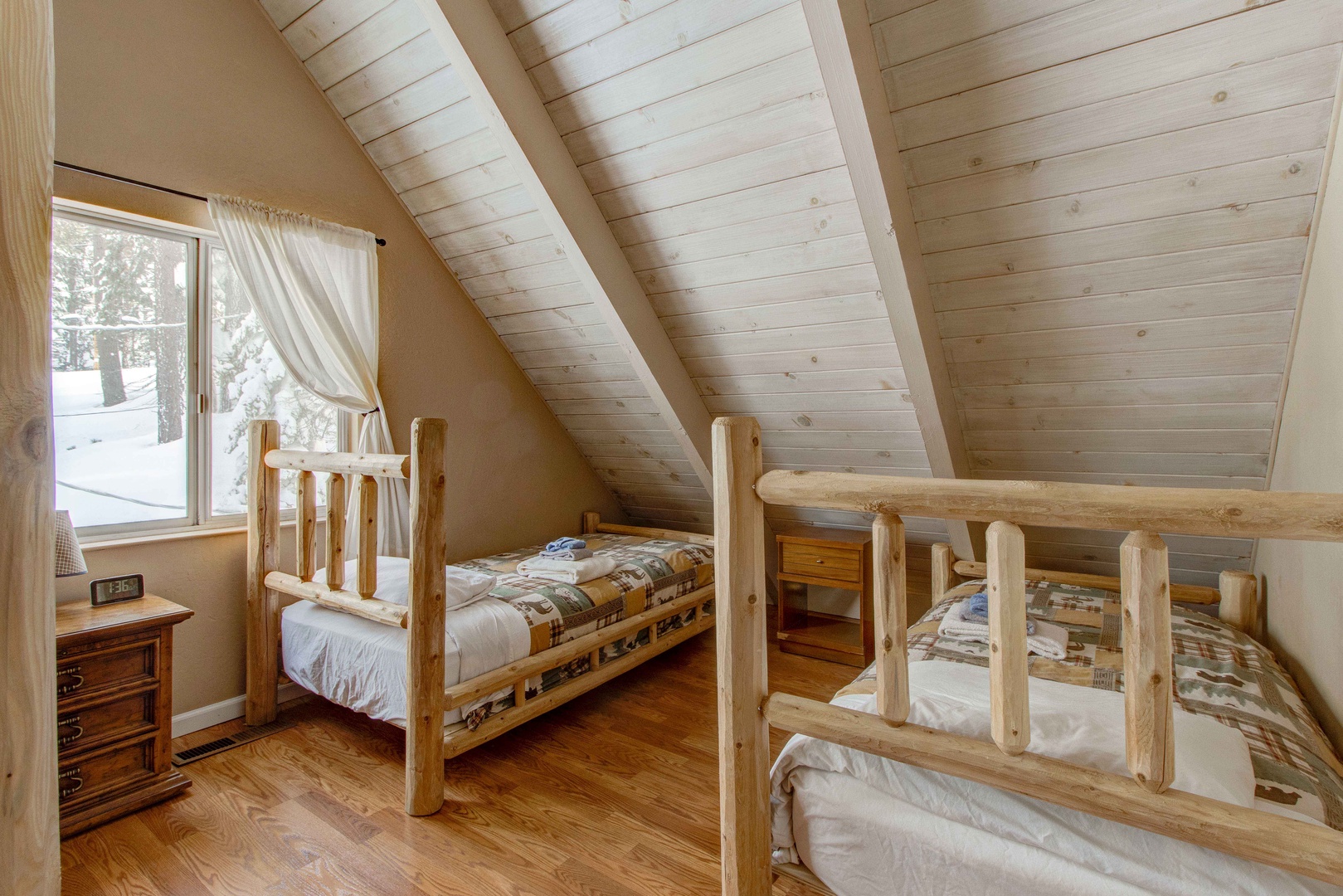 Bedroom 2 (loft): bunkbeds and 2 Twins