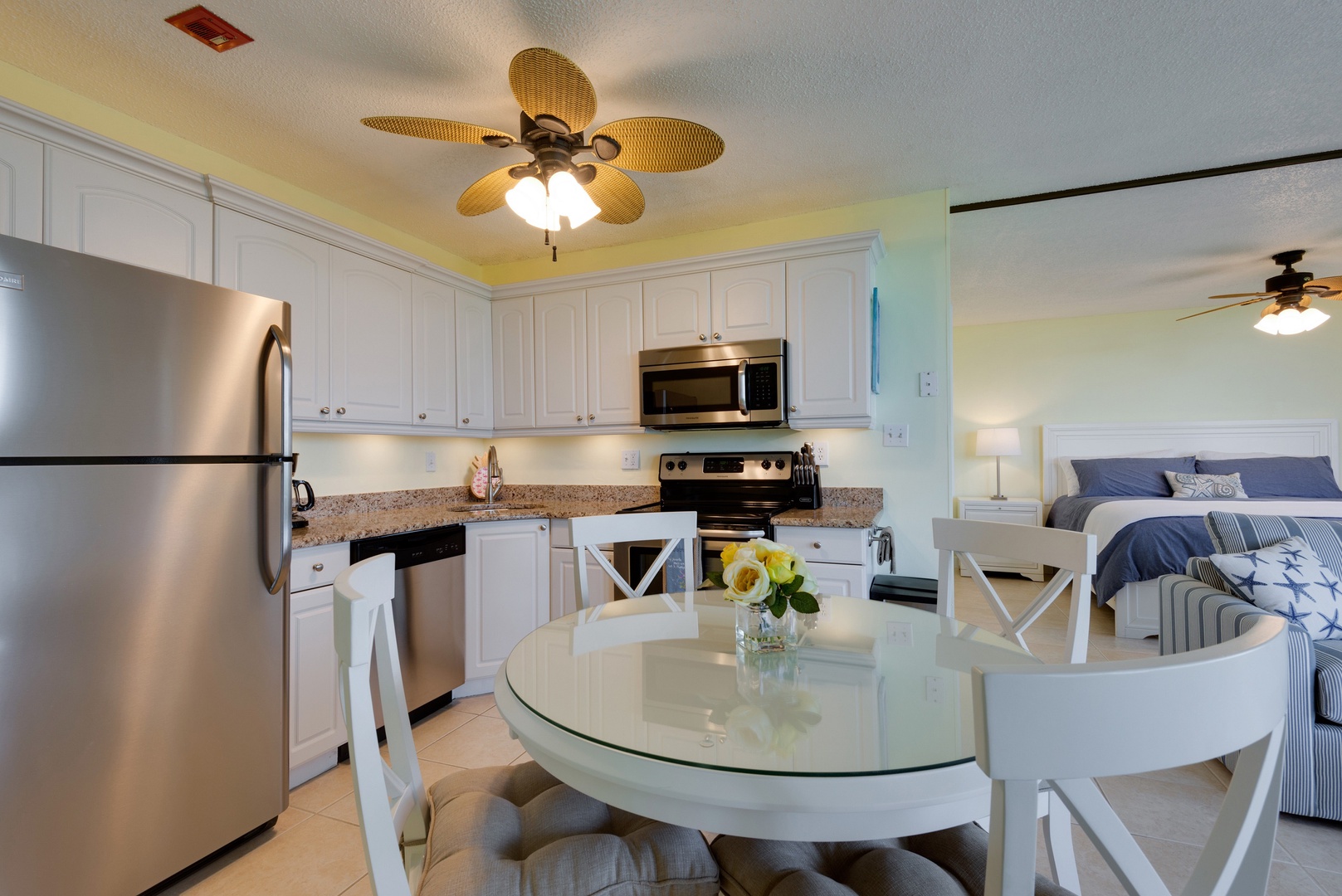 Table with seating for 4 & full kitchen