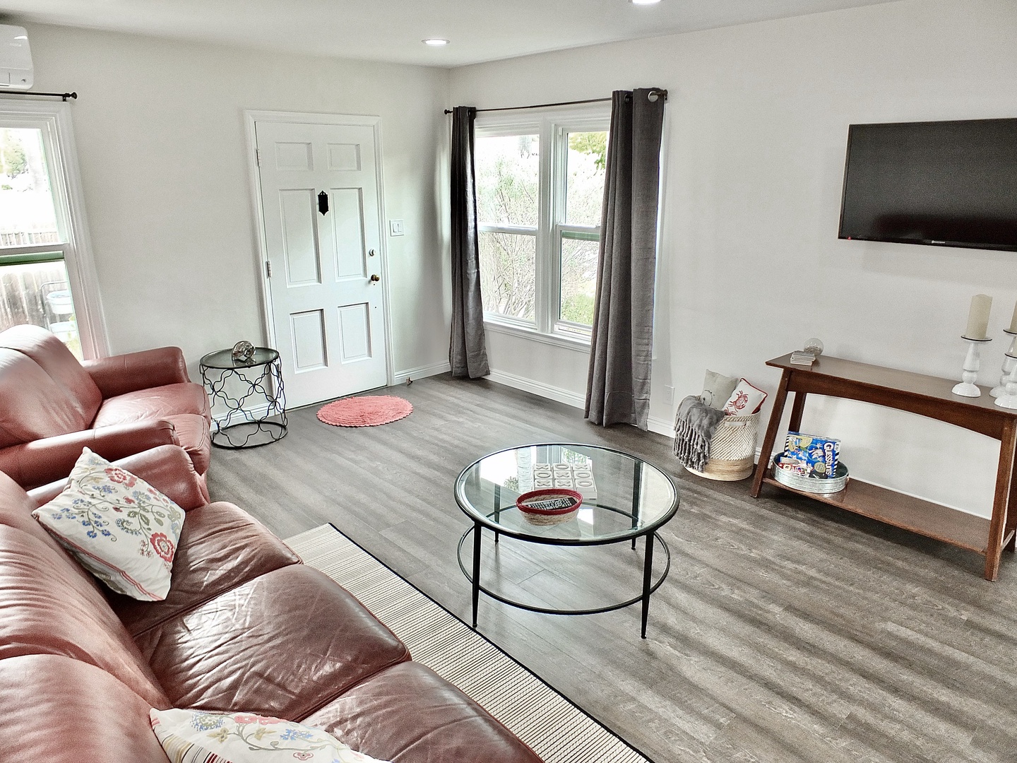 Bright living area with Smart TV and leather seating