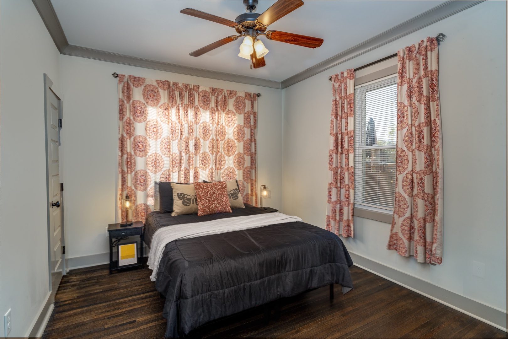 Bedroom 2 with Queen bed (1st floor)